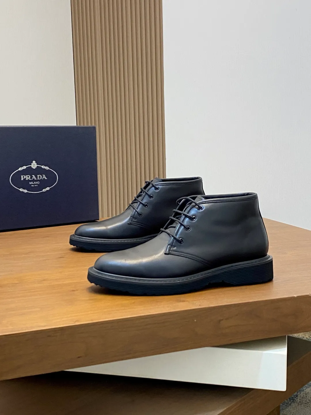 Men's shoes 💰840 Prada/Prada lace-up high-top wool sneakers, top-notch goods, show version, leading counter trial style, Nappa cowhide material, light and breathable, soft and comfortable, unique sports style, genuine leather tongue, full of brand style, lightweight embossed rubber sole, light and about 4CM higher, genuine leather feet, full wool on the inside, great foot feel, with original packaging Size: 39-40-41-42-43-44 (38, 45, 46 customized) leather shoe size